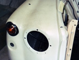 Vormontierter, epoxydgrundierter Kotflügel und Anbauteile vor der Weiterbearbeitung 