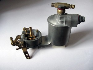 Vorratsspeicher: Bei HD-Vergasern ist das Schwimmergehäuse an den Vergaser angeschraubt und versorgt die Düse über einen Kanal mit Kraftstoff.