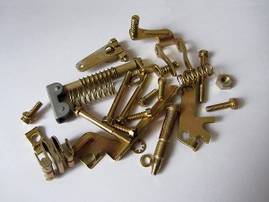 Schrauben und Hebel erstrahlen gelbverzinkt in neuem Glanz. Die Behandlung im Galvanikbad gewährleistet einen guten Korrosionsschutz.