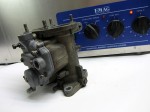 Schmucklos und in ihrer Funktion beeinträchtigt: Solex-Vergaser vor der Reinigung im Ultraschallreinigungsbad. Am Vergaserdeckel ist der Vorher- Nachher Effekt sehr schön erkennbar.
